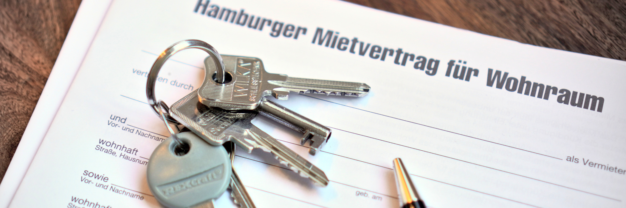 Hamburger Mietvertrag mit Schlüssel und Kugelschreiber